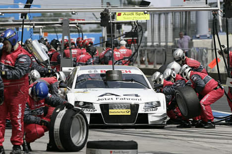 Allerede på første omgang af DTM-løbet på Nürburgring måtte Tom Kristensen gå fra føring og og i pit for at skifte dæk, idet Audi havde gættet forkert på vejret.